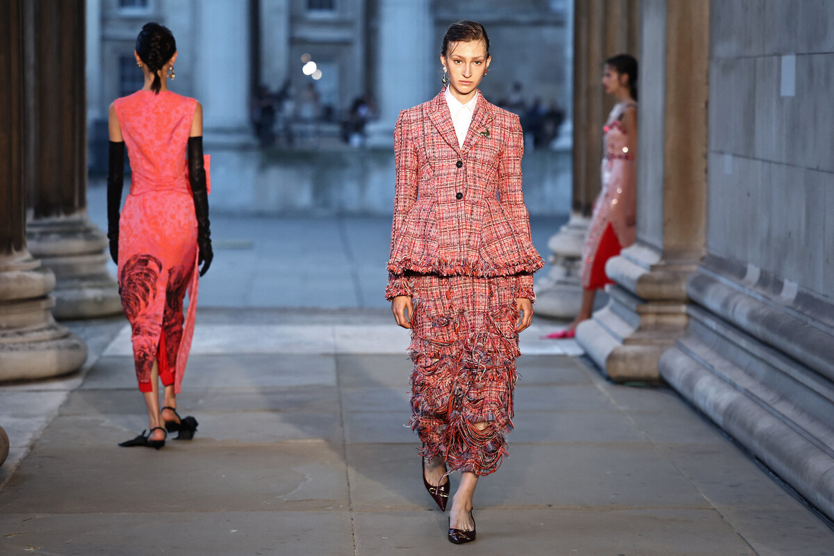 A la Fashion week de Londres, l'opulence de la vie de palais