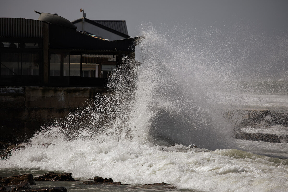 Afrique du Sud: des vagues hors normes frappent les côtes du Cap