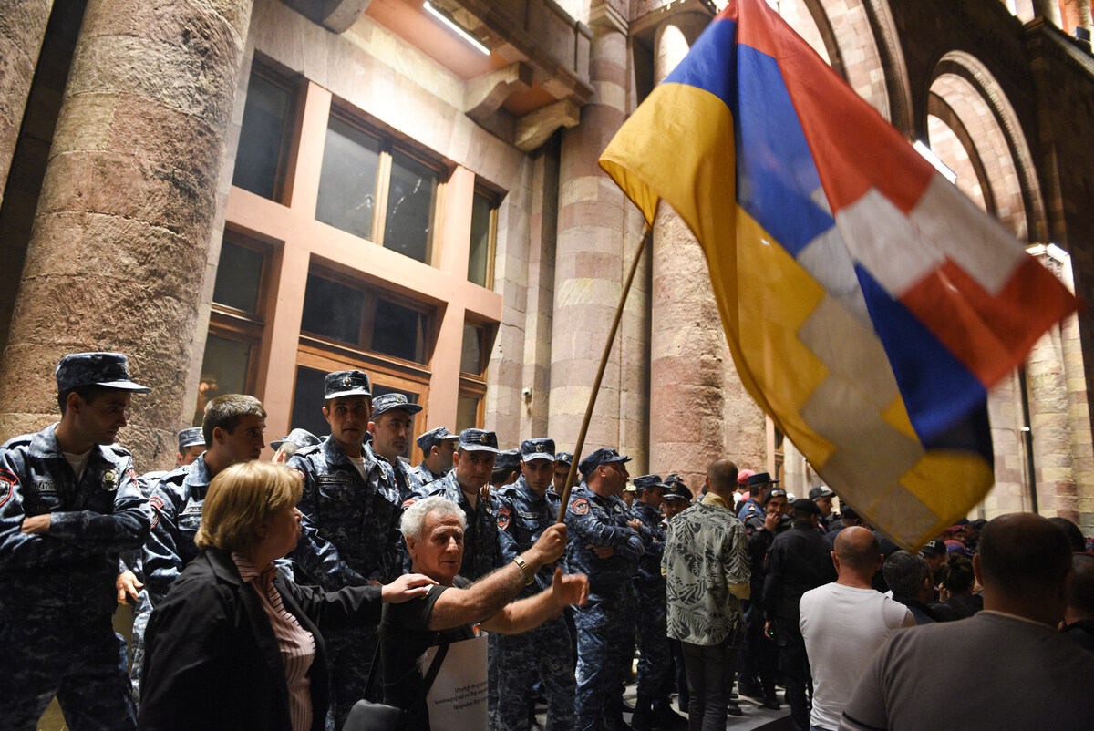 L'Azerbaïdjan lance une offensive au Karabakh et appelle les Arméniens à capituler