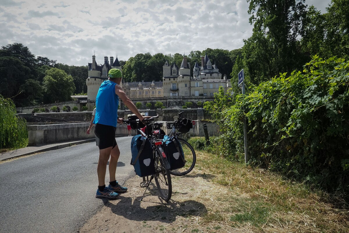Un cycliste s'arrête sur la route baptisée "Loire a Velo", devant le château d'Usse, à Rigny-Usse, le 2 juillet 2019. (Photo Guillaume Souvant AFP)