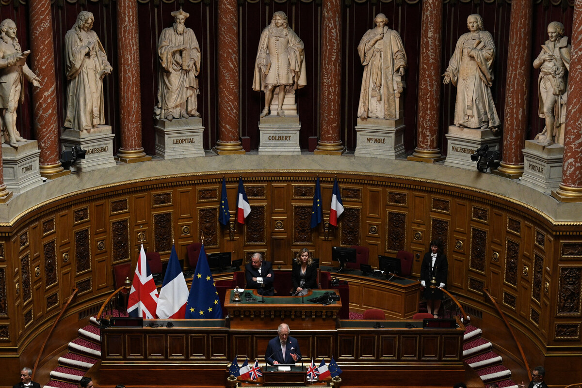 Le président du Sénat français Gérard Larcher (à gauche) et la présidente de l'Assemblée nationale française Yael Braun-Pivet (à droite) écoutent le roi Charles de Grande-Bretagne (à gauche) s'adresser aux sénateurs et aux membres de l'Assemblée nationale au Sénat français le 21 septembre 2023. (Photo Daniel Leal AFP)