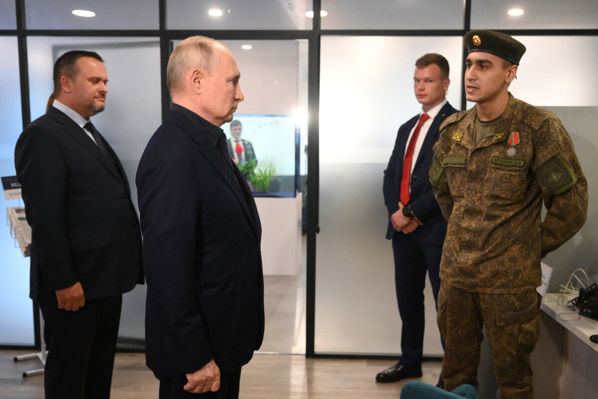 Sur cette photo diffusée par l'agence Sputnik, le président russe Vladimir Poutine (2e à gauche) visite le centre Vozvrashchenie une branche du fonds de soutien aux soldats ayant participé à l'"opération militaire spéciale" russe en Ukraine, à Veliky Novgorod, le 21 septembre 2023. (Photo Ilya Pitalev Pool AFP)