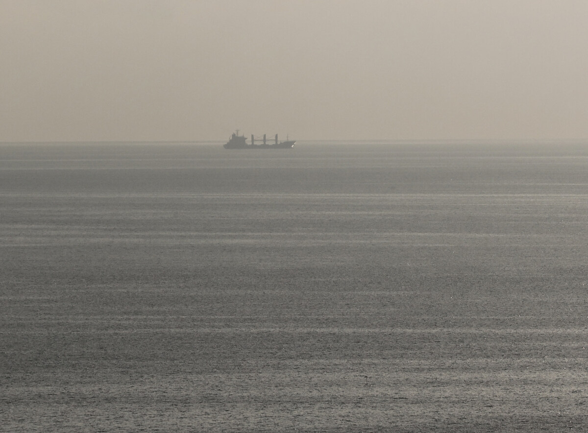 Cette photo prise le 22 septembre 2023 montre le navire Aroyat transportant 17 600 tonnes de céréales, quittant le port ukrainien de Chornomorsk, dans la région d'Odessa, sur la mer Noire. (Photo Stringer AFP)