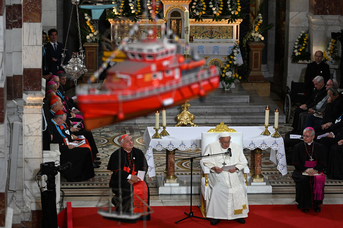 Le pape François, à côté de l'archevêque de Marseille et cardinal Jean-Marc Aveline (à gauche), prononce un discours alors qu'il participe à une prière mariale avec le clergé diocésain et les fidèles à la basilique Notre-Dame de la Garde à Marseille, dans le sud de la France, le 22 septembre 2023. (Photo Andreas Solaro AFP)