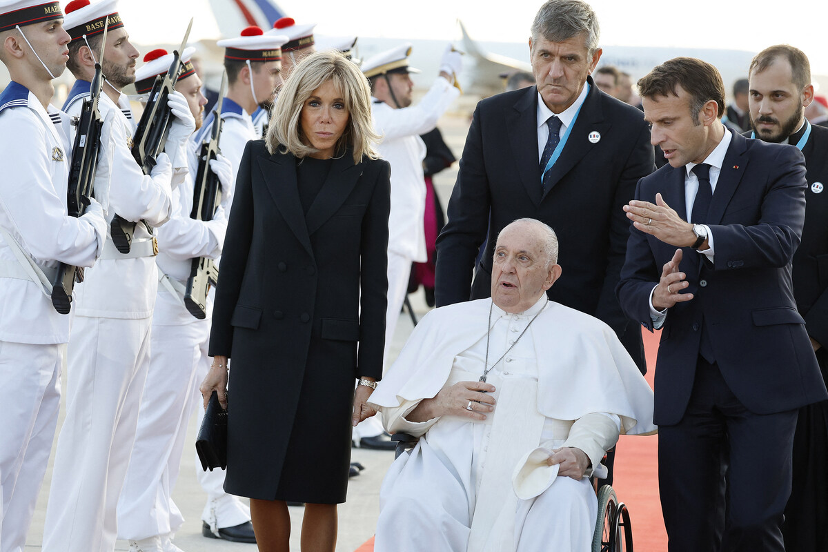 Le président français Emmanuel Macron (à droite) et son épouse Brigitte Macron (à gauche) accompagnent le pape François (à droite) lors de la cérémonie de départ de ce dernier à l'aéroport Marseille Provence, à Marseille, le 23 septembre 2023. (Photo Sebastien Nogier Pool AFP)