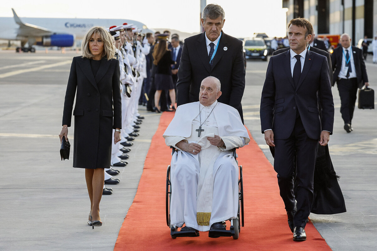 Face à Macron, le discours papal résonne dans le débat français sur les migrants