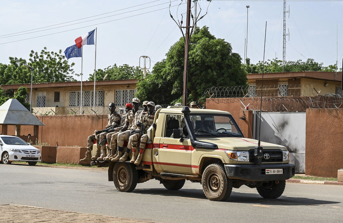 Le départ du Niger, ultime camouflet de la France au Sahel