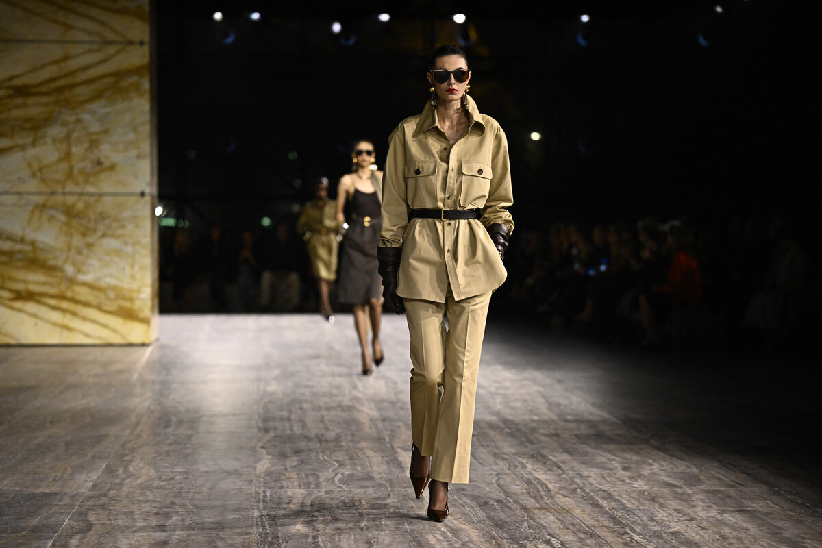 Saint Laurent célèbre les exploratrices en combinaison et saharienne