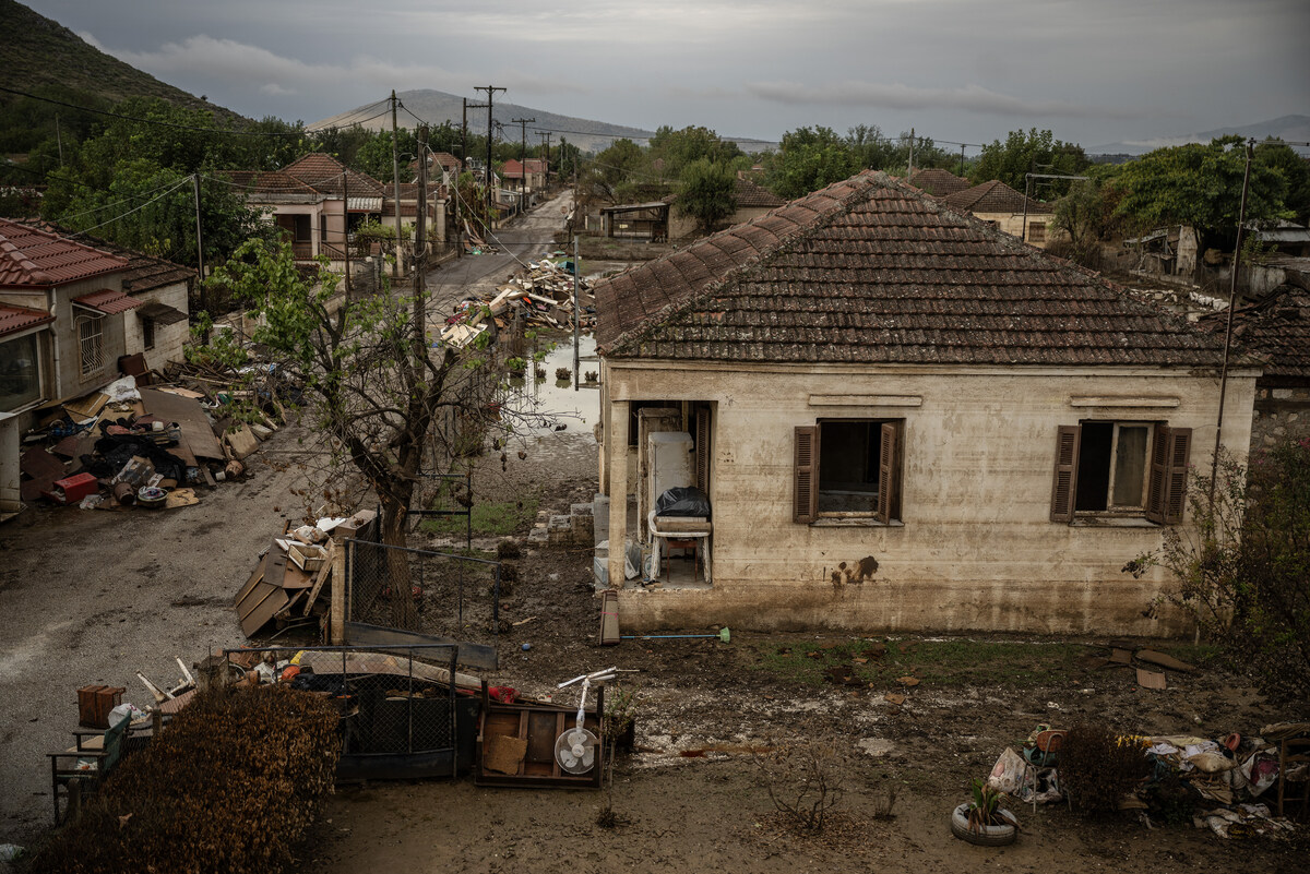 En Grèce, les victimes des inondations luttent pour reconstruire le peu qu'il reste