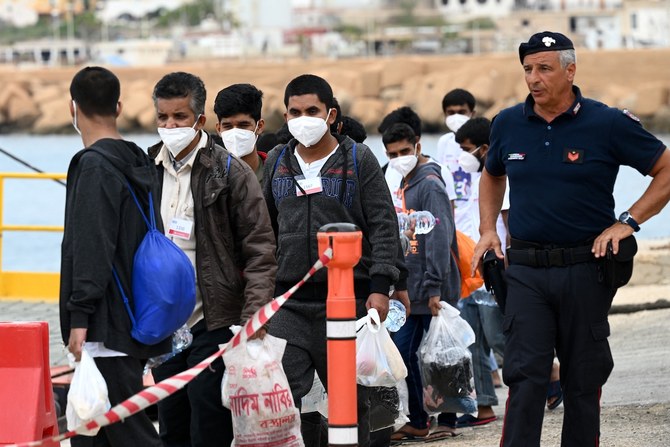 Plus de 2000 migrants africains arrivent par bateau dans le sud de l’Italie