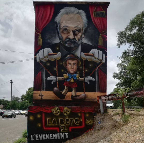 Amende requise pour l'auteur d'une fresque représentant Jacques Attali manipulant Emmanuel Macron