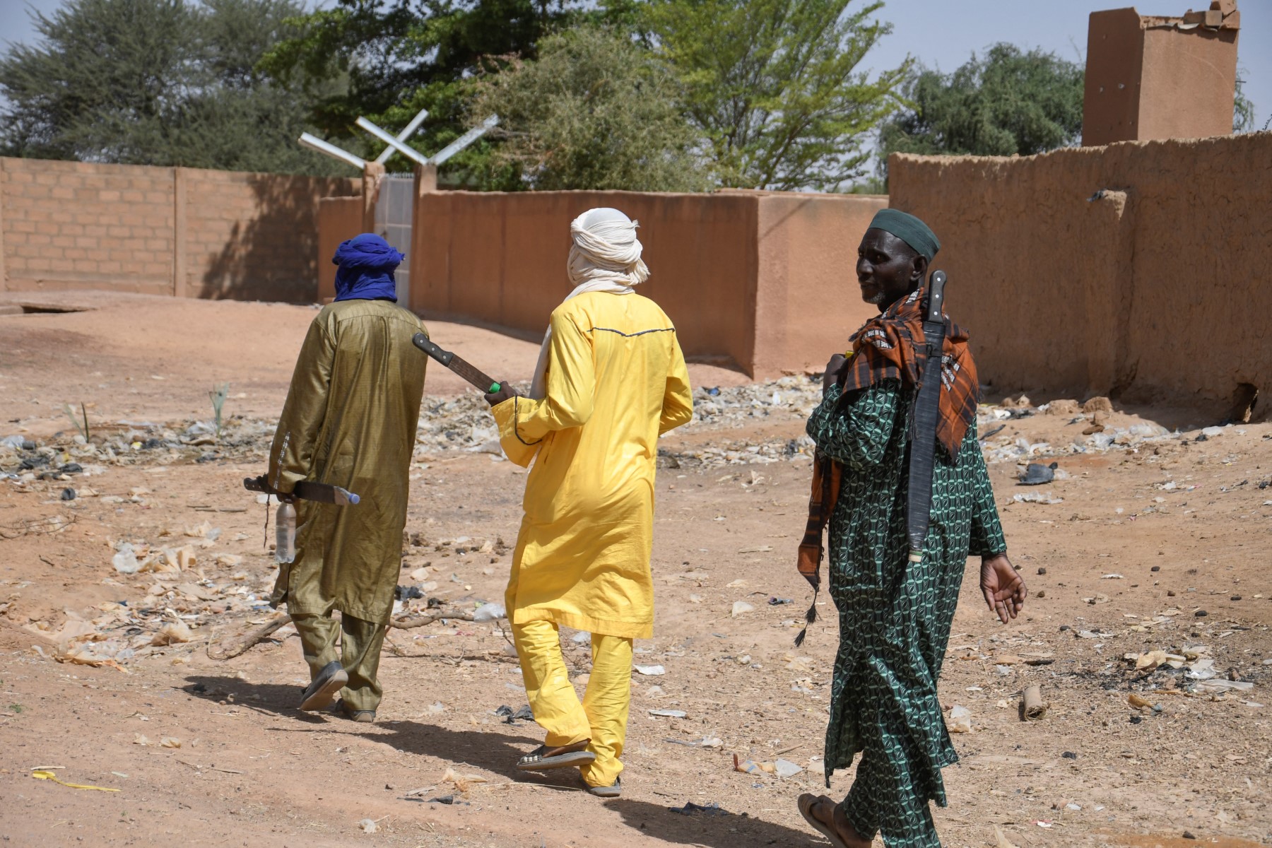 Des habitants portent des machettes pour assurer leur sécurité à Banibangou, une ville souvent victime d'attaques djihadistes, le 6 novembre 2021. (Photo Boureima Hama AFP)