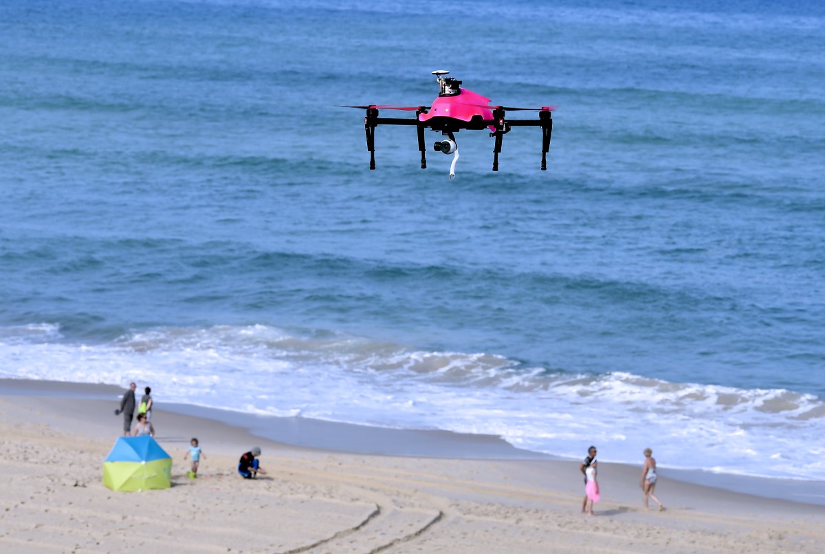 Le drone de surveillance "Helper", survole la plage de Biscarrosse, le 8 juillet 2016, lors d'une démonstration d'une opération de sauvetage. (Photo Georges Gobet / AFP)