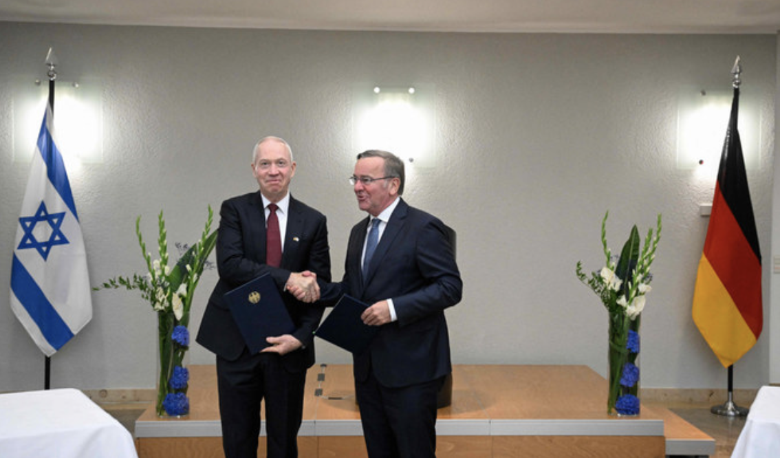 Le ministre allemand de la Défense Boris Pistorius (à droite) et son homologue israélien Yoav Gallant se donnent la main après avoir signé une déclaration d'intention sur le projet de défense antimissile ARROW 3 au ministère de la Défense à Berlin le 28 septembre 2023. (AFP)