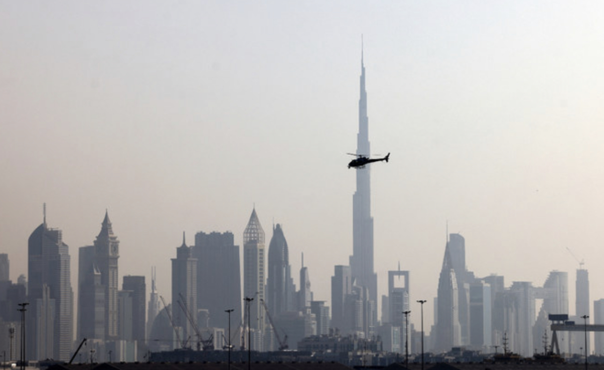 Emirats: Un pilote mort et un autre porté disparu dans le crash d'un hélicoptère