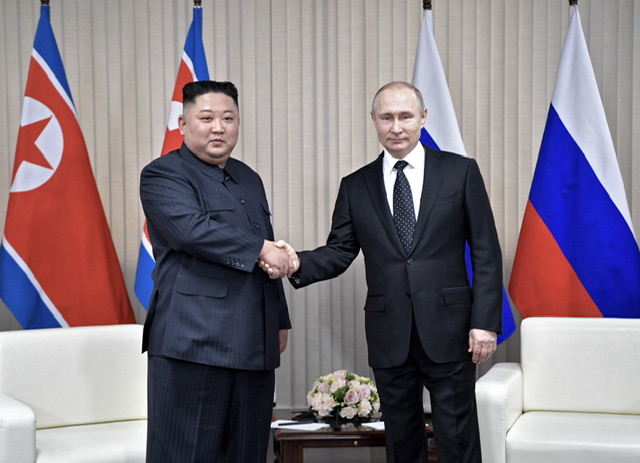 Kim en Russie pour une éventuelle livraison d'armes à Poutine