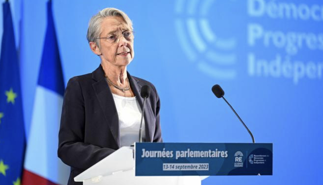 Les distributeurs autorisés à vendre l'essence «à perte» pendant «quelques mois», annonce Borne