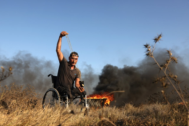 Gaza: 28 Palestiniens blessés à la frontière avant des frappes israéliennes