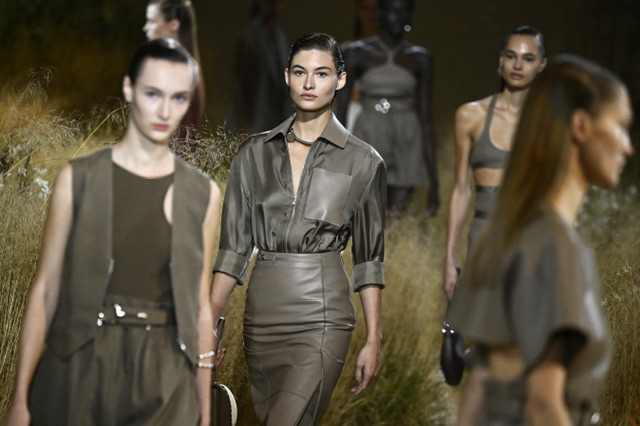 Défilé dans une prairie pour Hermès, perturbé par Peta