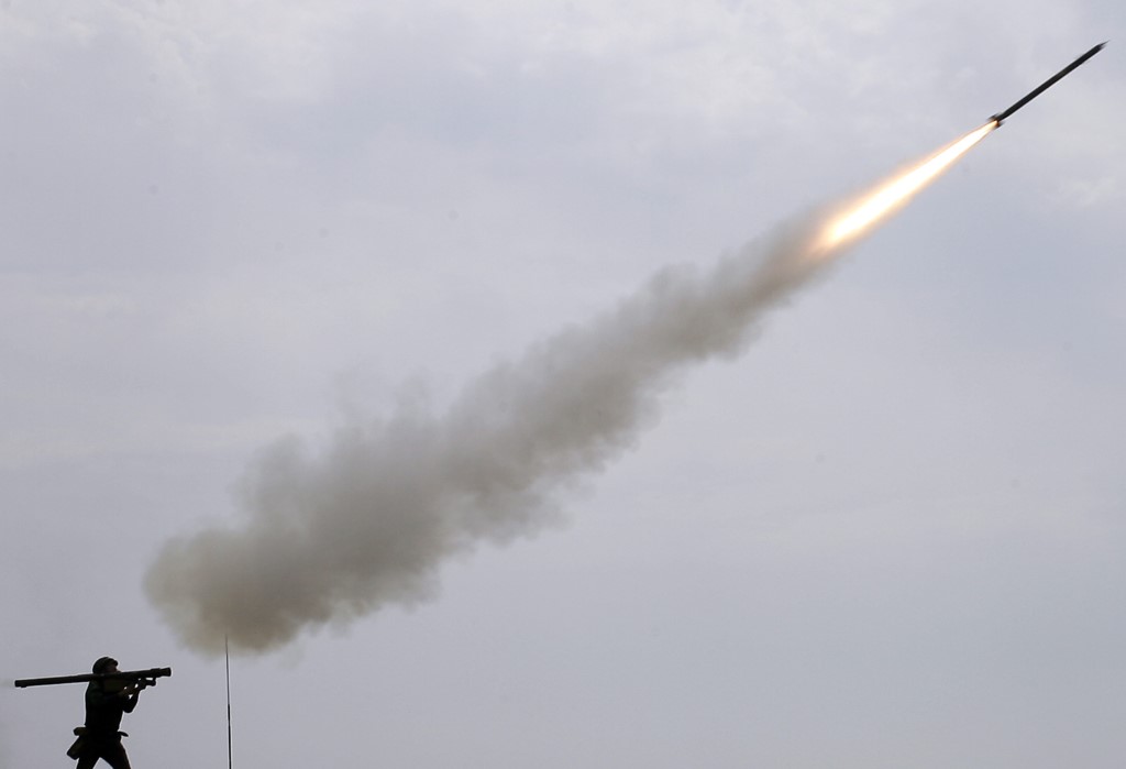 Ukraine: La défense anti-aérienne russe abat un missile au-dessus de la Crimée