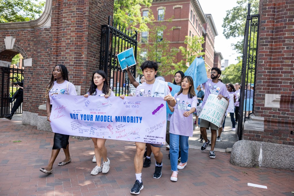Des étudiants et d'autres personnes défilent à l'université de Harvard en faveur de la discrimination positive après l'arrêt de la Cour suprême, le 1er juillet 2023 à Cambridge (Massachusetts). (Scott Eisen/Getty Images/AFP)