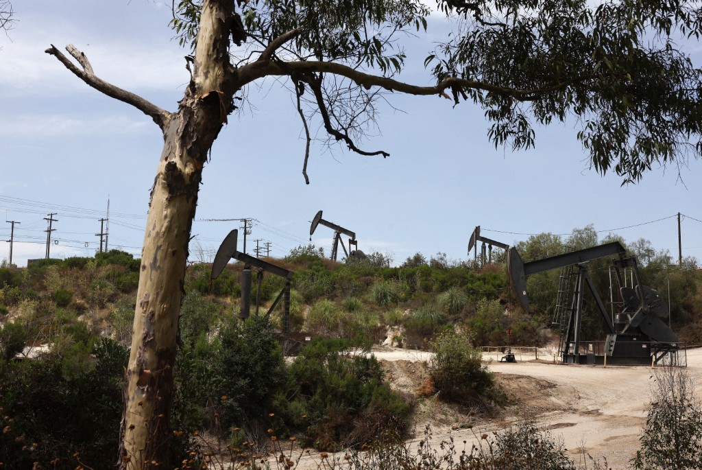Des pompes à pétrole en action le 31 juillet 2023 à Los Angeles, en Californie. (Mario Tama Getty Images AFP)