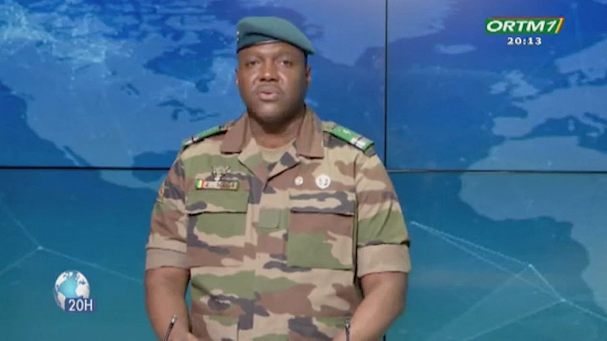 Capture d'écran vidéo obtenue par l'AFP auprès de l'Office de la Radio et Télévision du Mali (ORTM) montre le colonel Abdoulaye Maiga, porte-parole du gouvernement malien, lisant une déclaration à la télévision le 31 juillet 2023. ((Photo ORTM / AFP)