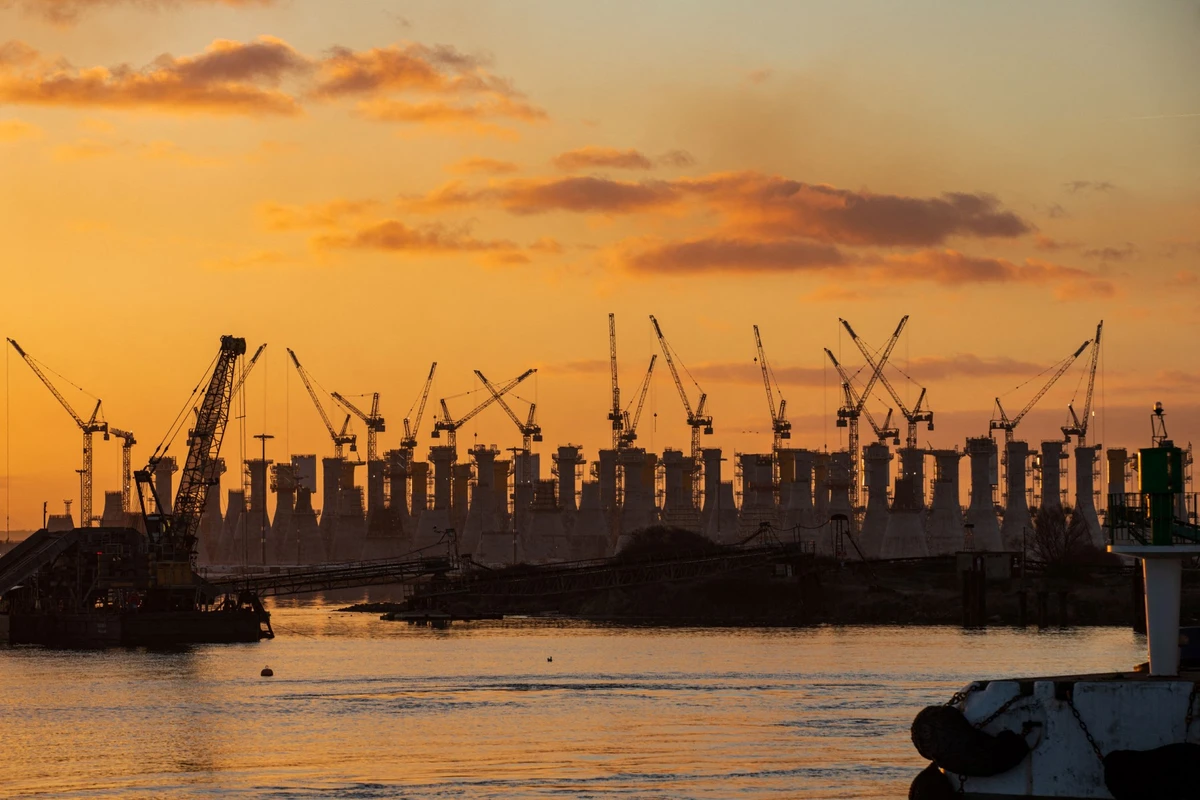 Le chantier de construction des fondations en béton des futures éoliennes du parc offshore de Fécamp est photographié au Havre le 11 février 2022. (Photo Sameer Al-Doumy AFP)