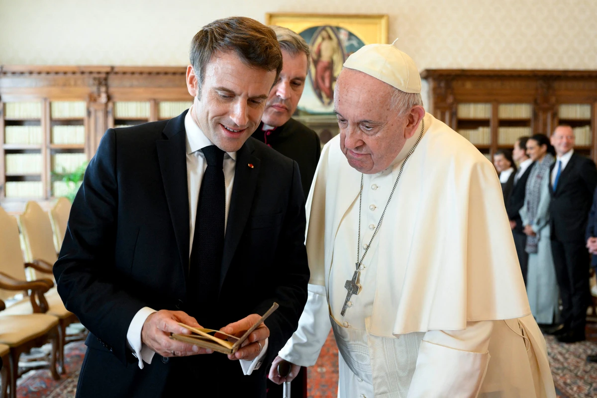 Macron assistera à la messe du pape au stade Vélodrome à Marseille, malgré la polémique