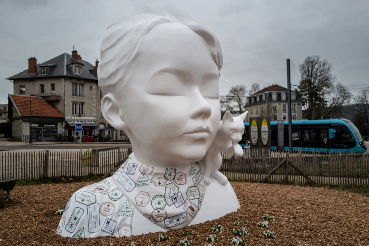 Des employés municipaux à pied d'œuvre pour préparer l'inauguration de la sculpture intitulée "Le visage humain a toujours été mon grand paysage" de l'artiste française Nathalie Talec à Besançon, le 8 mars 2023, installée à l'occasion du 150e anniversaire de la naissance de l'écrivaine et femme de lettres française Colette (Photo Arnaud Finistre AFP)