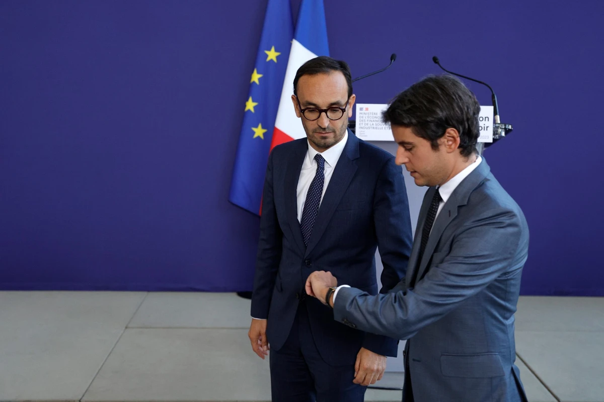 L'ancien ministre délégué aux Comptes publics, Gabriel Attal (à droite), et Thomas Cazenave, nouveau ministre délégué aux Comptes publics, s'expriment lors d'une cérémonie de passation de pouvoirs au ministère de l'Économie et des Finances à Bercy, à Paris, le 21 juillet 2023. (Photo de Geoffroy Van Der Hasselt / AFP)