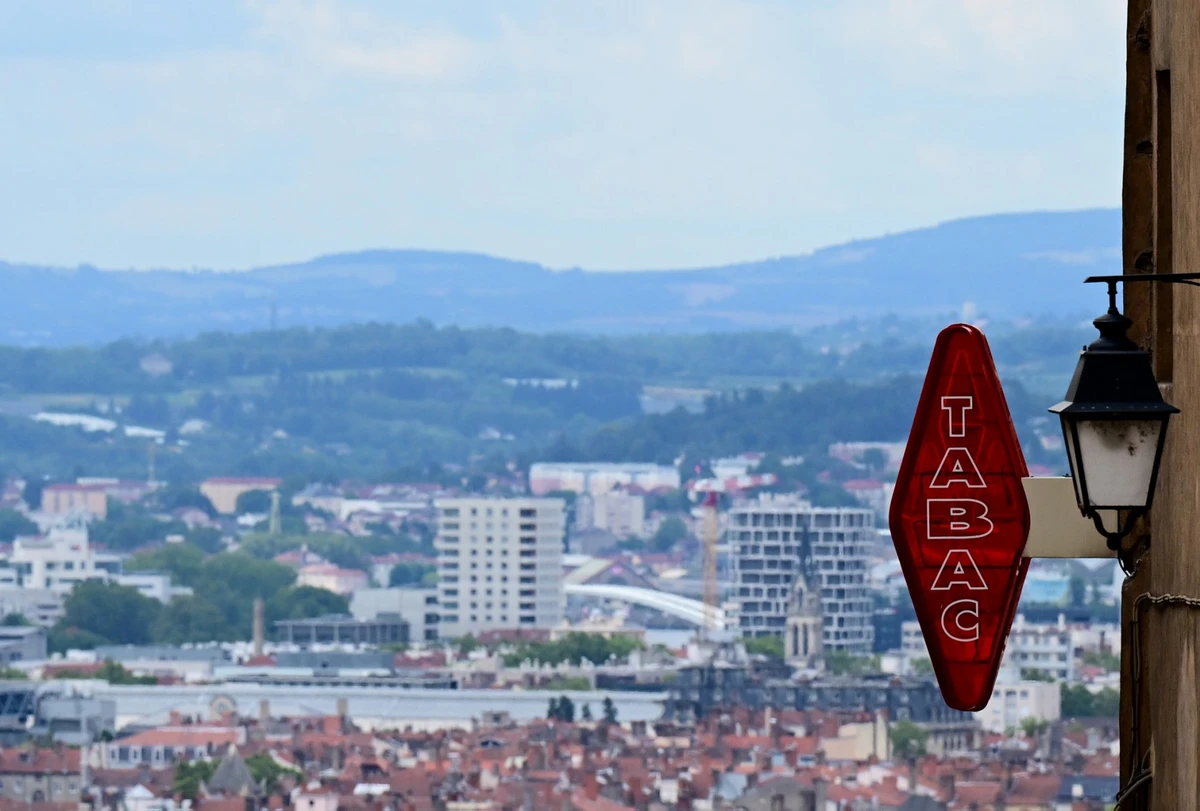 Pas de hausse de la fiscalité sur le tabac et la puff bientôt bannie, annonce Borne
