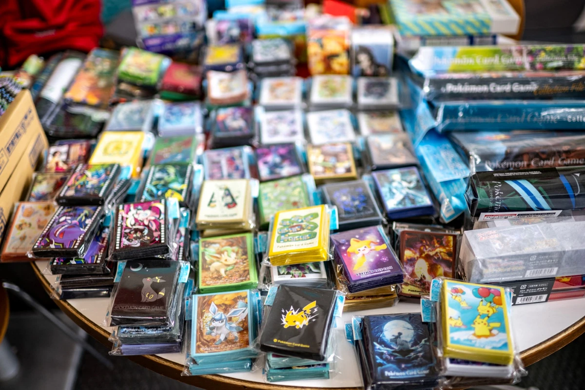 Des fans de Pokémon présentent des cartes et des produits dans la zone commerciale dédiée lors des Championnats du monde Pokémon 2023 à Yokohama, le 11 août 2023. (Photo Philip Fong AFP)