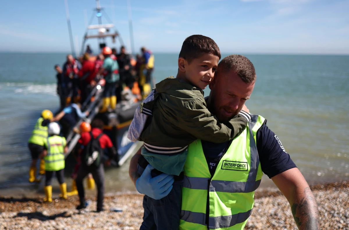 Traversées de la Manche: 872 migrants arrivés samedi, nouveau record quotidien pour 2023