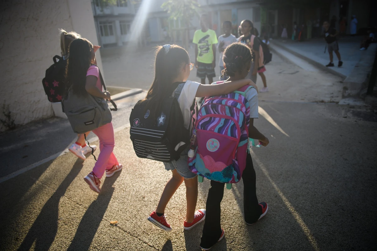 Abayas, pénurie d'enseignants: l'année scolaire démarre entre défis et défiance