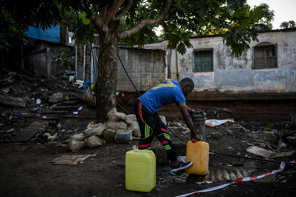 Crise de l'eau à Mayotte: l'État affrète un bateau chargé de 600 000 litres d'eau