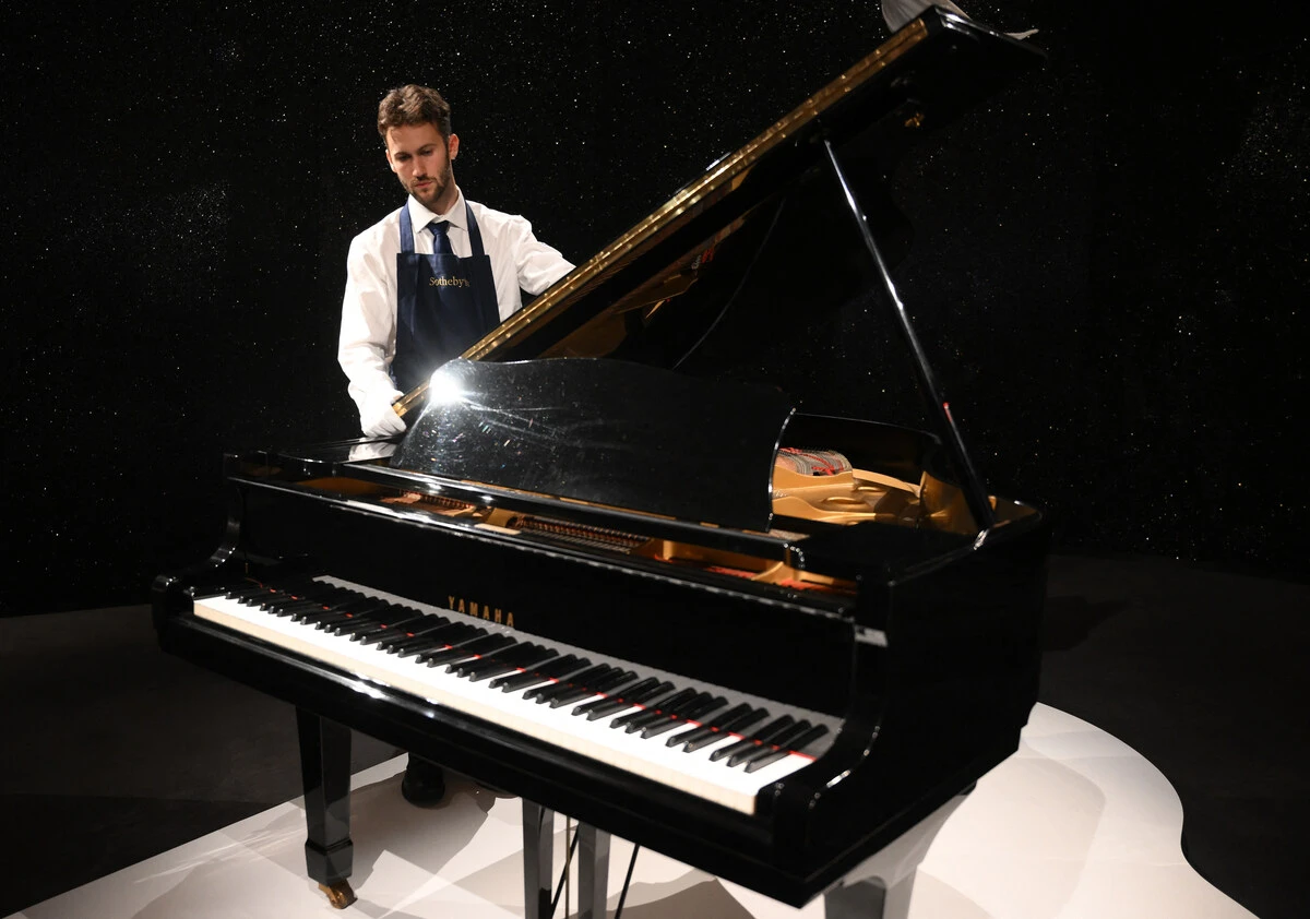 Le piano de Freddie Mercury vendu deux millions d'euros à Londres