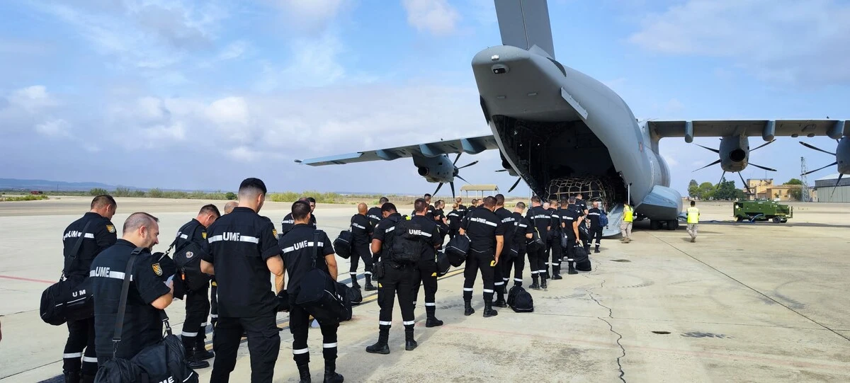 Cette photo prise et diffusée le 10 septembre 2023 par l'Unité militaire d'urgence (UME) espagnole montre des membres de l'UME prêts à embarquer dans un avion militaire Airbus A400 sur la base aérienne de Saragosse. (Photo fournie / UME / AFP)