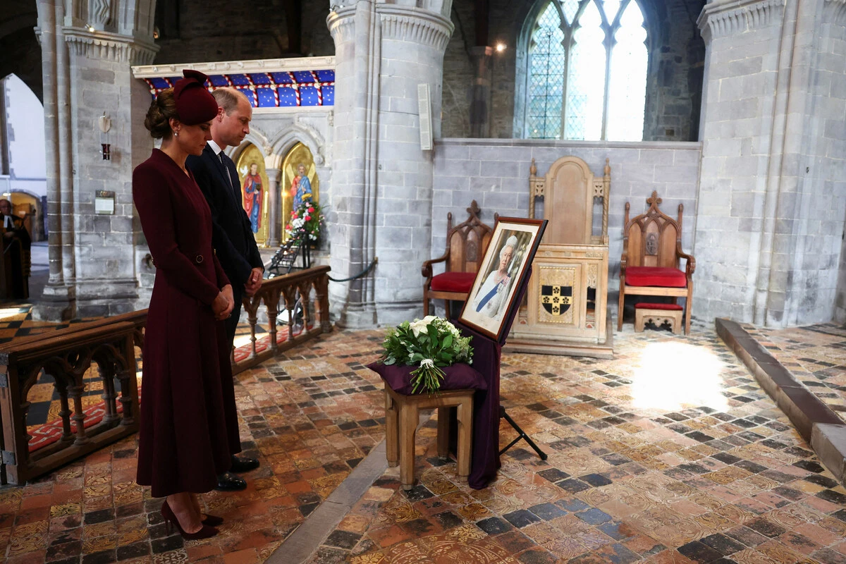 Un an après, prières et coups de canon en mémoire d'Elizabeth II