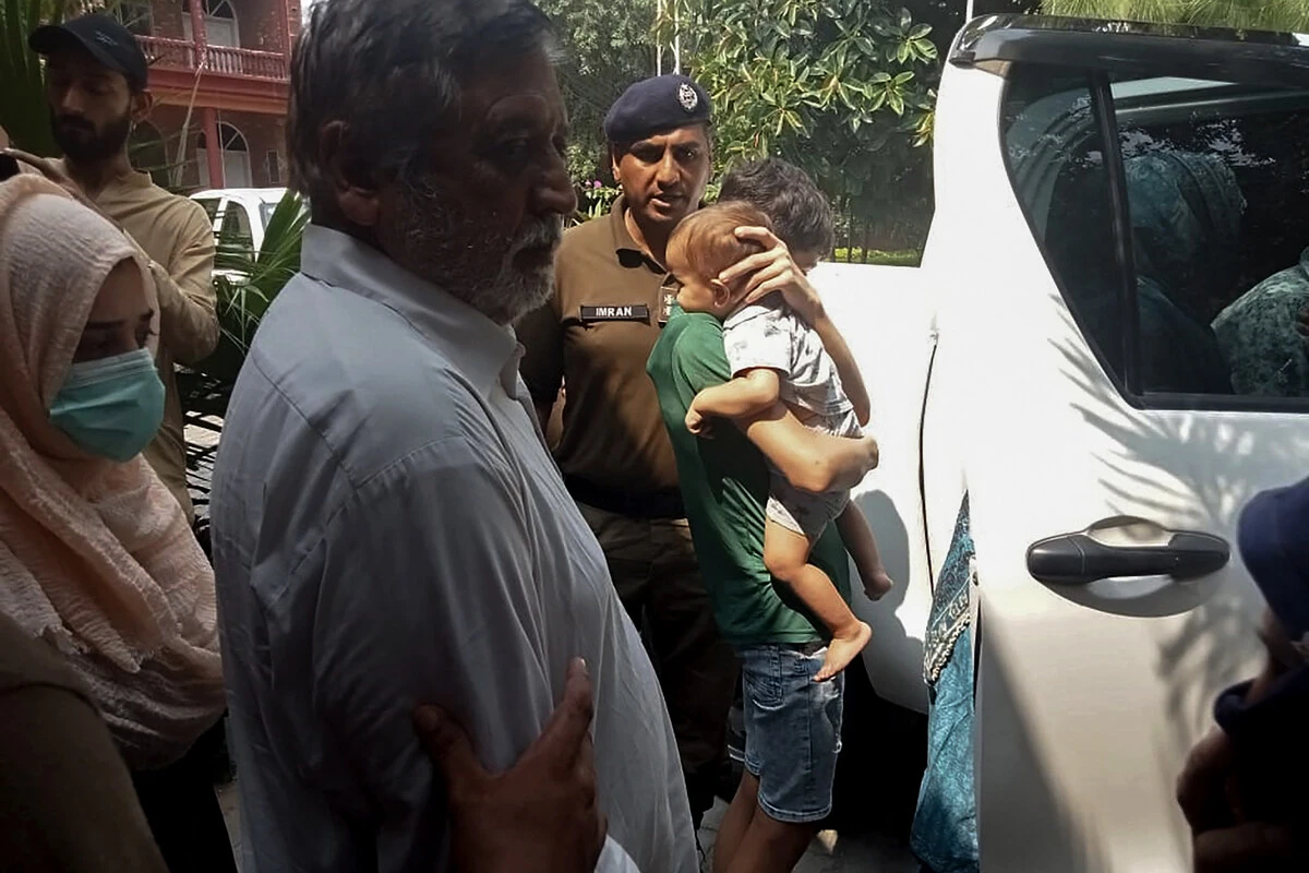 Des policiers escortent des enfants britannico-pakistanais (à droite) et leur grand-père Muhammad Sharif (à gauche) après leur comparution devant un tribunal local de Jhelum, le 12 septembre 2023. (Photo AFP)