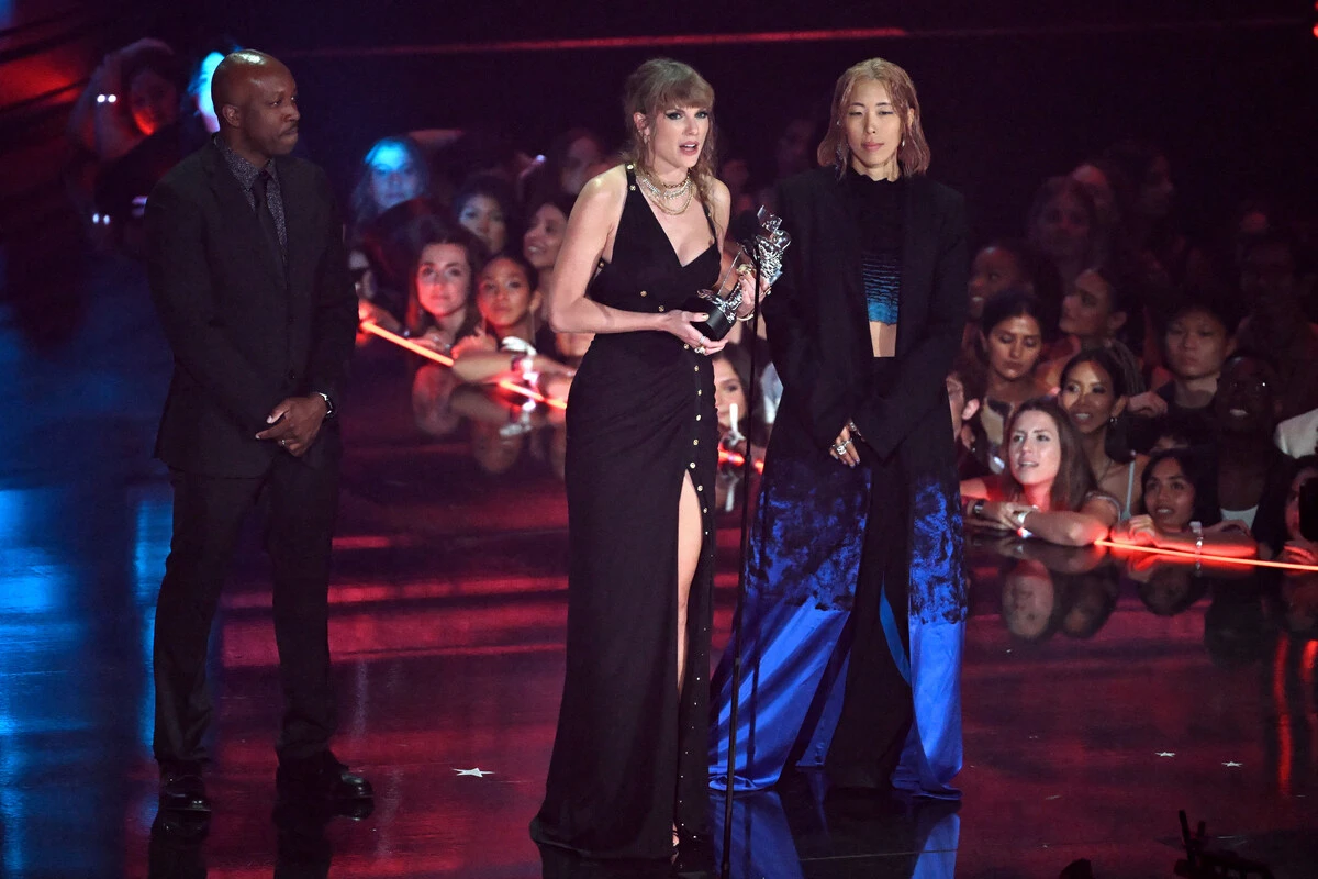 Chancler Haynes (à gauche), Rina Yang (à droite) et l'auteur-compositeur-interprète américaine Taylor Swift acceptent le prix de la meilleure réalisation pour «Anti-Hero» sur scène lors des MTV Video Music Awards au Prudential Center à Newark, New Jersey, le 12 septembre 2023. (Photo Timothy A. Clary / AFP)