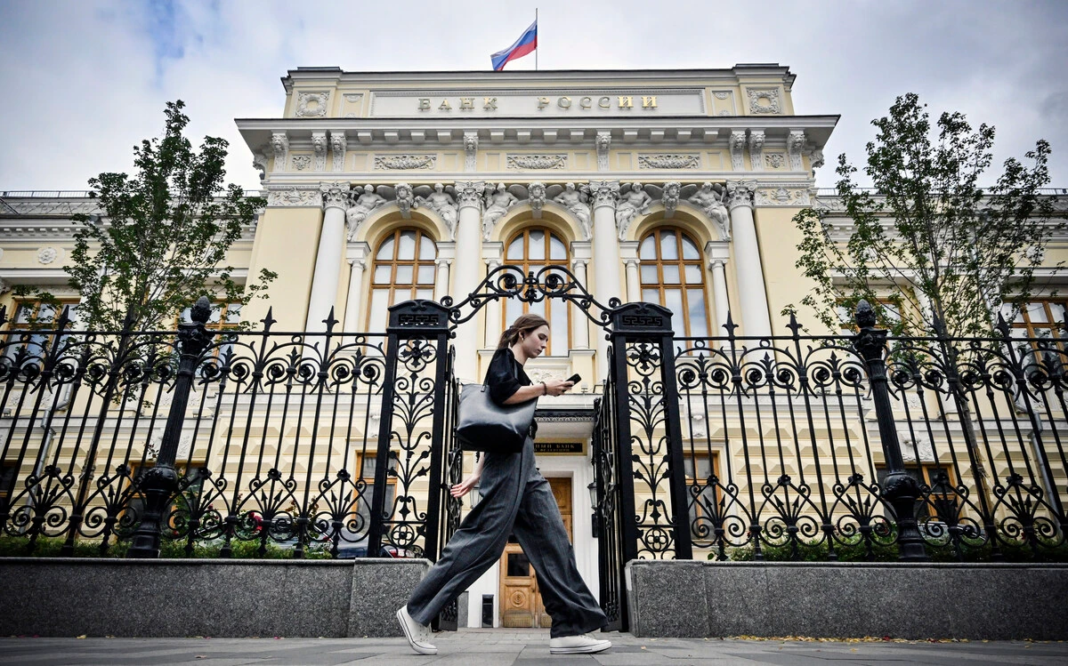 Une femme passe devant le siège de la Banque centrale russe dans le centre de Moscou le 6 septembre 2023. (Photo par Alexander Nemenov / AFP)