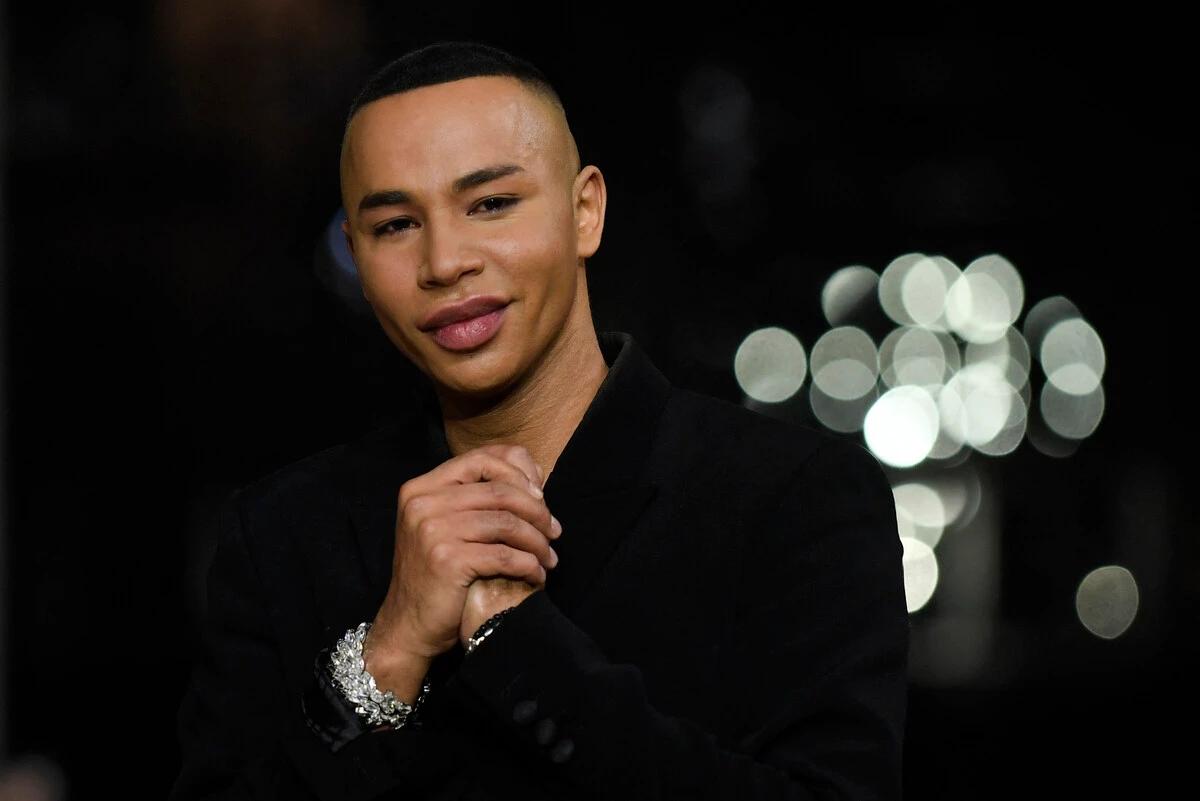 Le créateur de mode français Olivier Rousteing salue les spectateurs après avoir présenté la collection Balmain Womenswear Automne-Hiver 2023-2024 lors de la semaine de la mode à Paris, le 1er mars 2023. (Photo par Julien de Rosa / AFP)