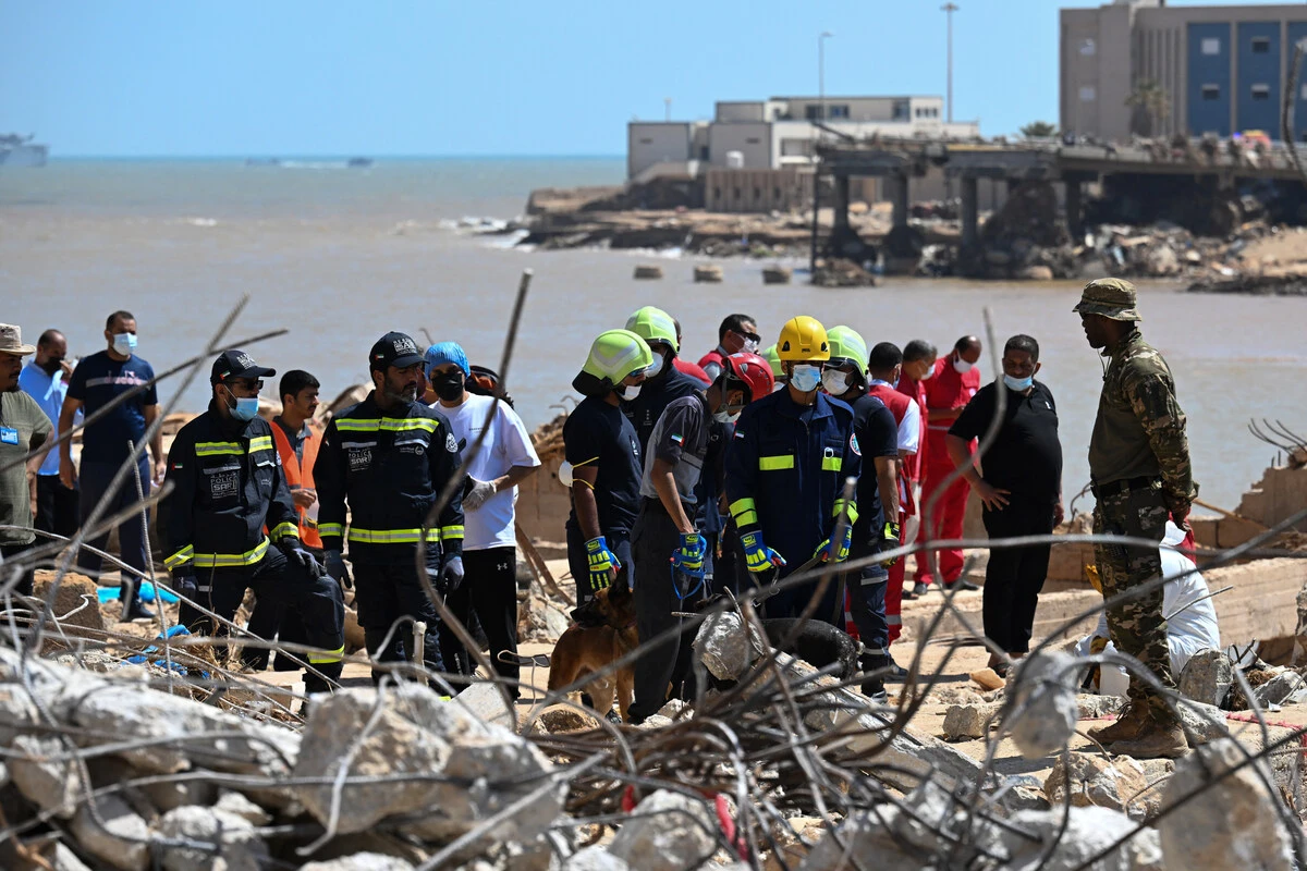 Des membres de l'équipe de secours émiratie participent aux opérations de secours dans la ville de Derna, dans l'est de la Libye, le 16 septembre 2023. (Photo AFP)