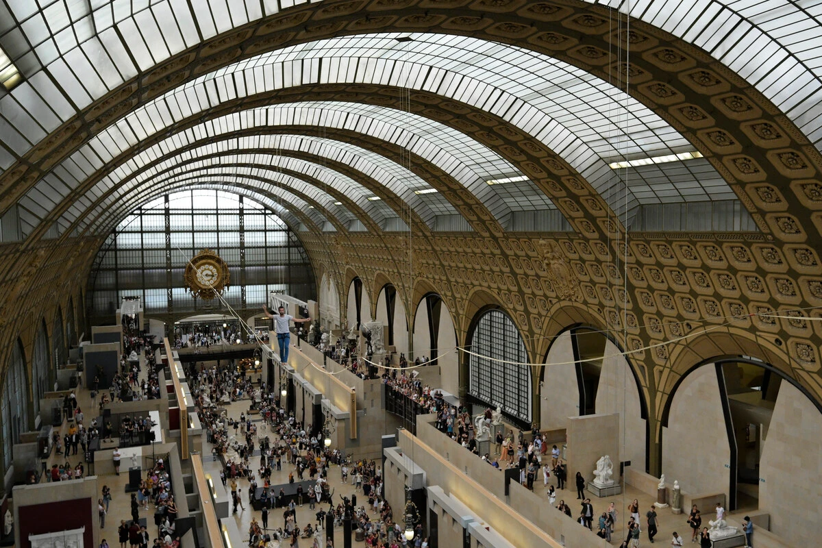 Un funambule et des danseurs-acrobates au coeur du musée d'Orsay