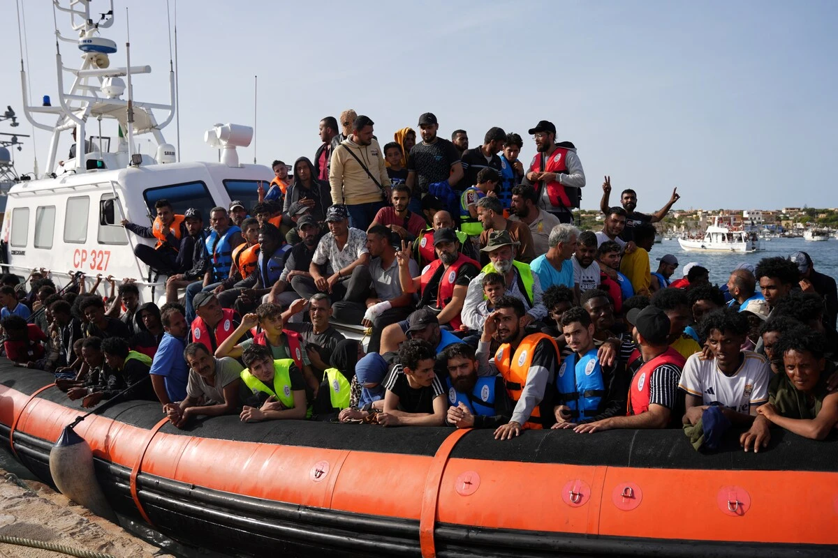 Des migrants arrivent dans le port de l'île italienne de Lampedusa, le 18 septembre 2023. (Photo, AFP)
