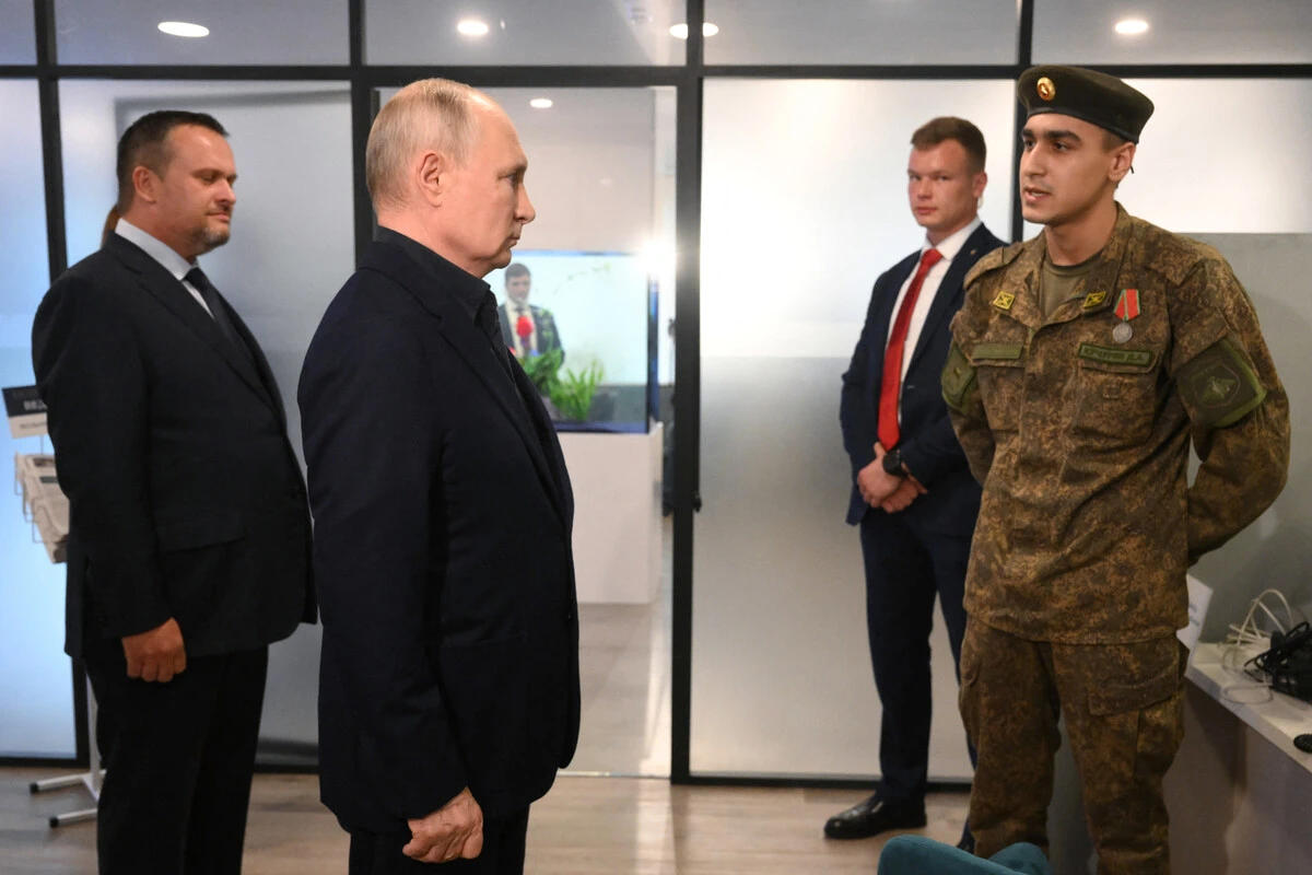 Sur cette photo diffusée par l'agence Sputnik, le président russe Vladimir Poutine (2e à gauche) visite le centre Vozvrashchenie une branche du fonds de soutien aux soldats ayant participé à l'"opération militaire spéciale" russe en Ukraine, à Veliky Novgorod, le 21 septembre 2023. (Photo Ilya Pitalev Pool AFP)