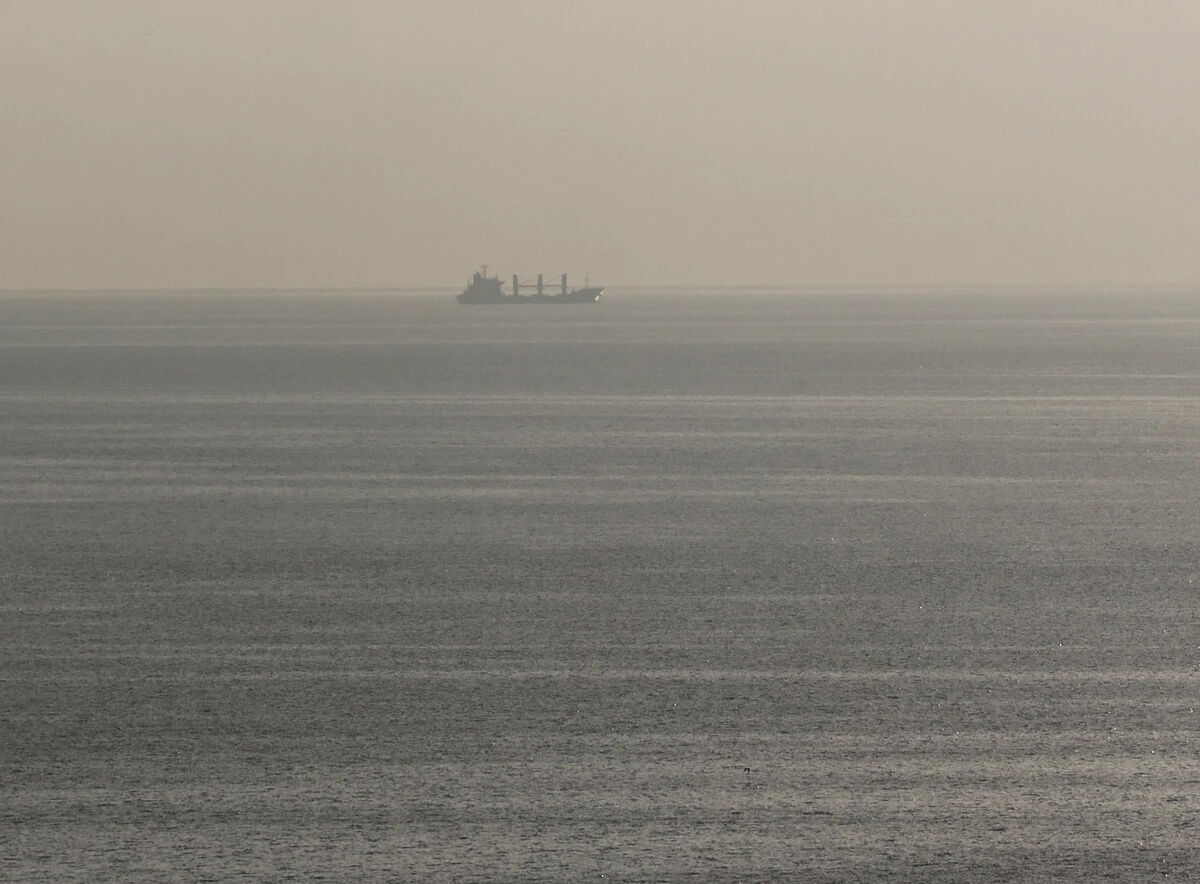 Cette photo prise le 22 septembre 2023 montre le navire Aroyat transportant 17 600 tonnes de céréales, quittant le port ukrainien de Chornomorsk, dans la région d'Odessa, sur la mer Noire. (Photo Stringer AFP)