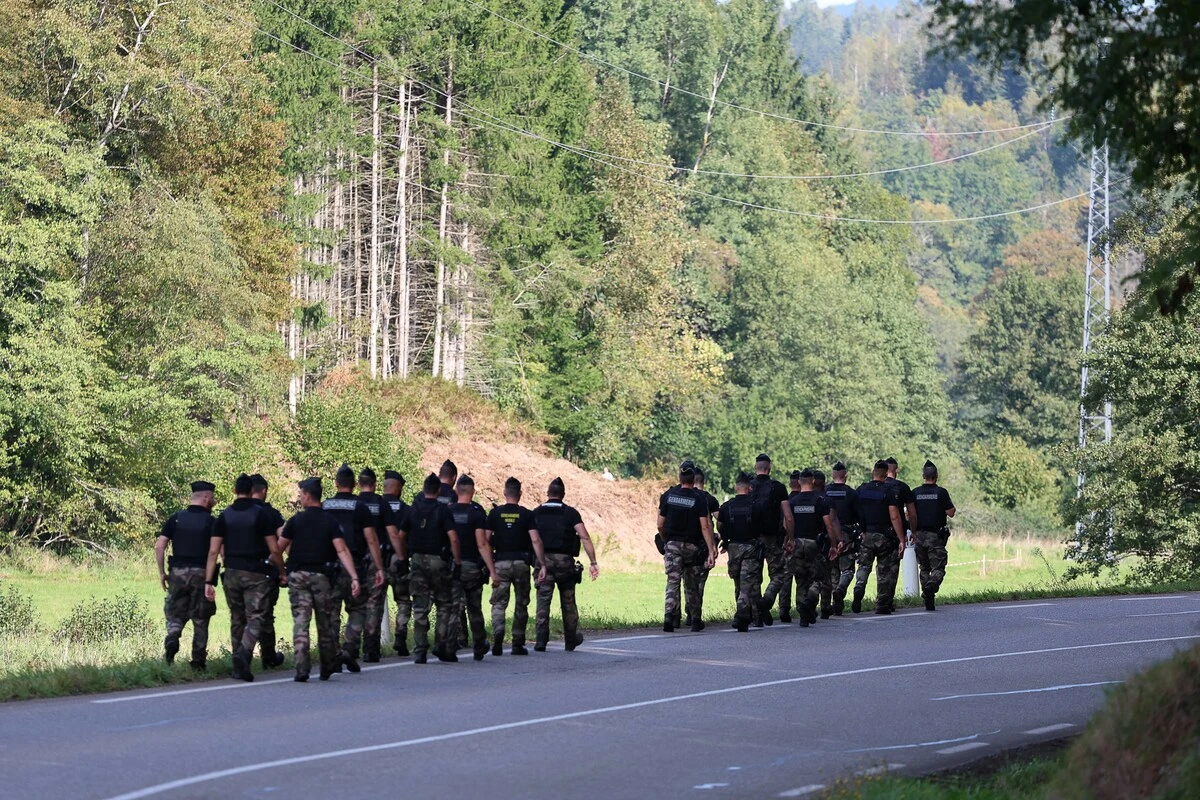 Des gendarmes français participent aux recherches pour retrouver Lina, une jeune fille de 15 ans disparue cinq jours auparavant dans le secteur du village de Saint-Blaise-la-Roche, dans l'est de la France, le 28 septembre 2023. (Photo Frederick Florin AFP)
