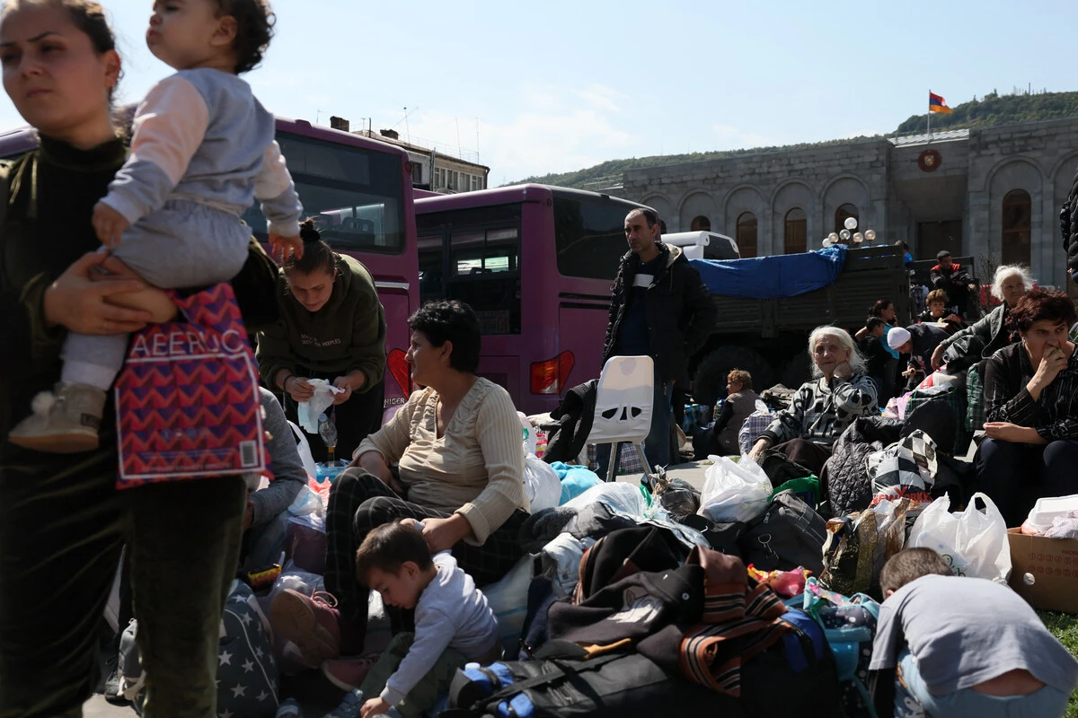 Des réfugiés arméniens attendent sur une place du centre ville de Goris le 29 septembre 2023 avant d'être évacués dans plusieurs villes arméniennes, alors que l'exode de l'enclave arménienne du Haut-Karabakh après sa chute aux mains des forces azerbaïdjanaises se poursuit sans relâche. (Photo Alain Jocard AFP)